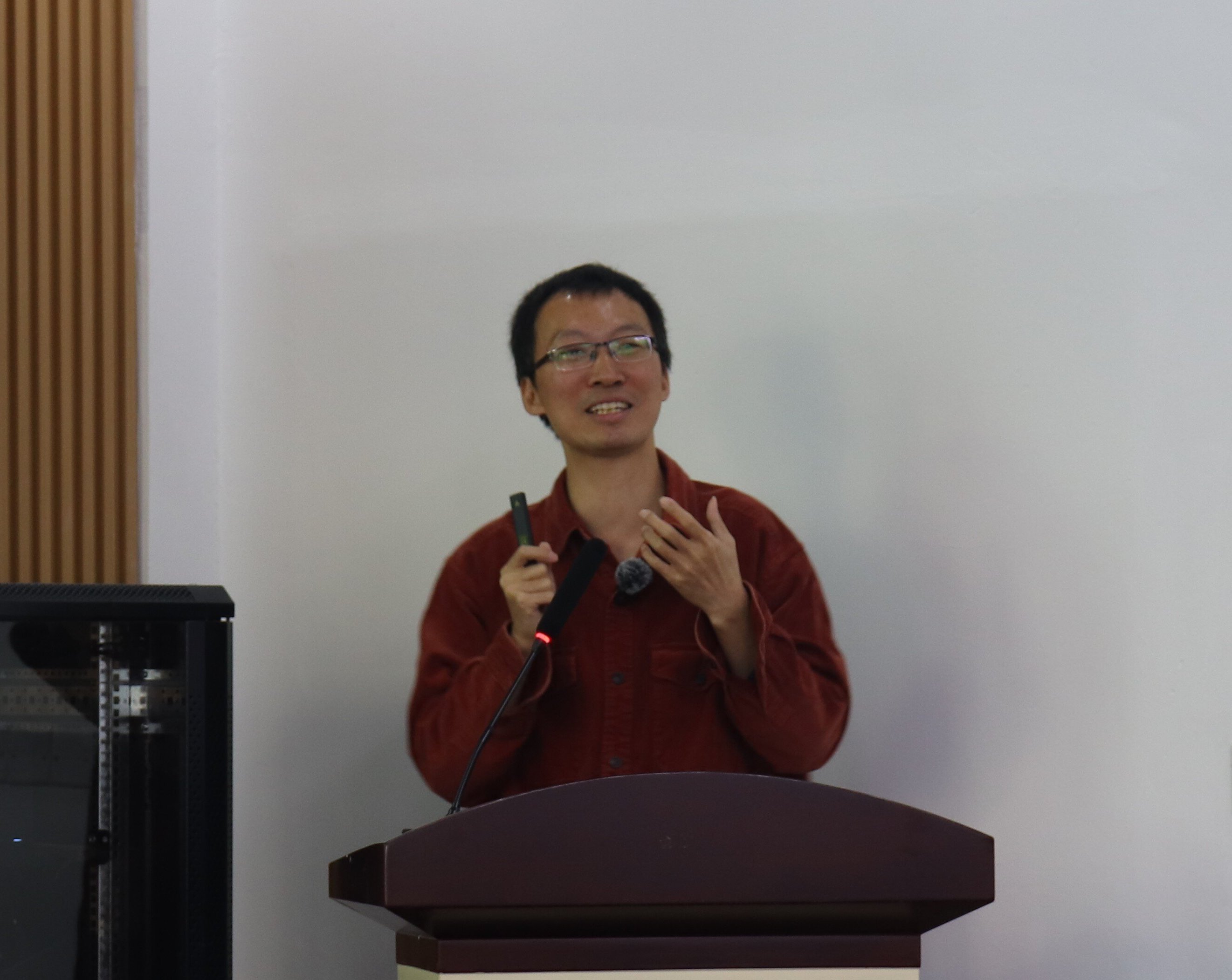 【高嶺講壇】暨南大學(xué)賴俊祚教授來(lái)校講學(xué)，探討網(wǎng)絡(luò)技術(shù)前沿研究與學(xué)科發(fā)展